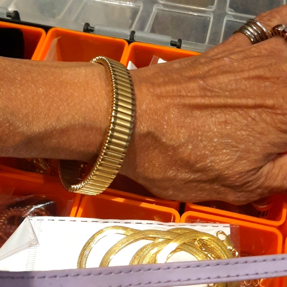 NWT GOLD DESIGNER INSPIRED STRETCH BRACELET  Authentic STAINLESS STEEL